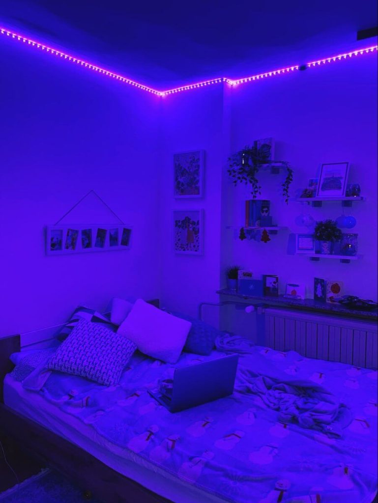 ide desain kamar tidur Perempuan dengan LED Strip Warna Ungu